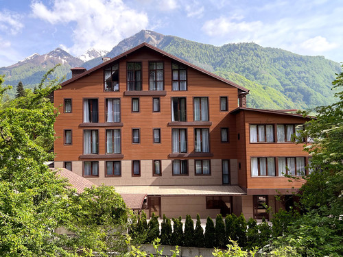 Фотография отеля на фоне гор