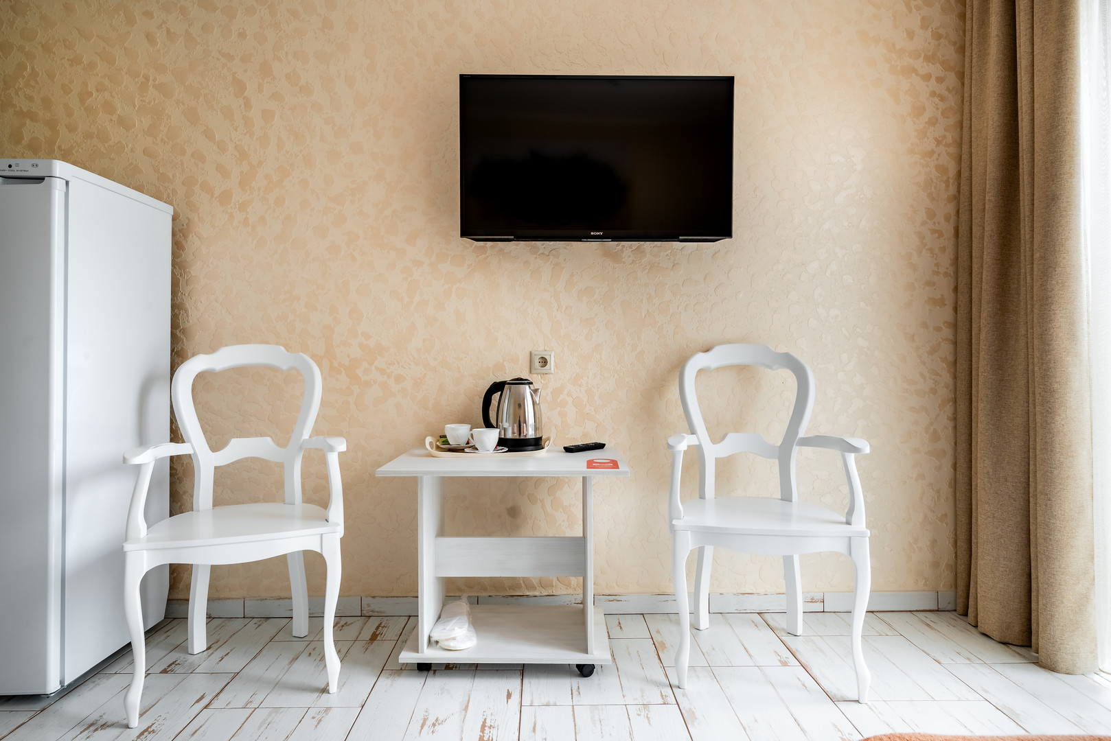 Номер со столиком