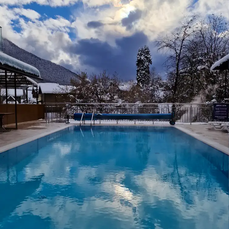 Открыт бассейн и зимой в отеле